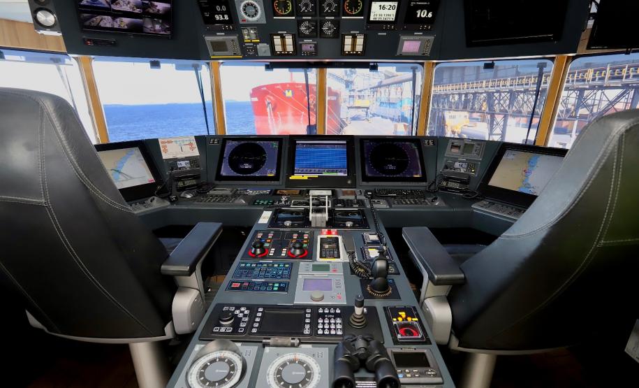 Embarcação de apoio de empresa norueguesa atraca no Porto de Paranaguá