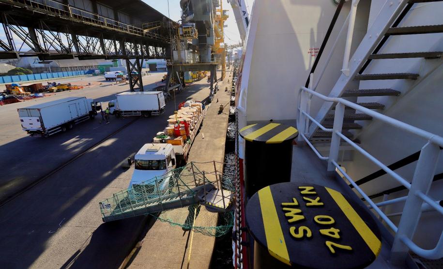 Embarcação de apoio de empresa norueguesa atraca no Porto de Paranaguá