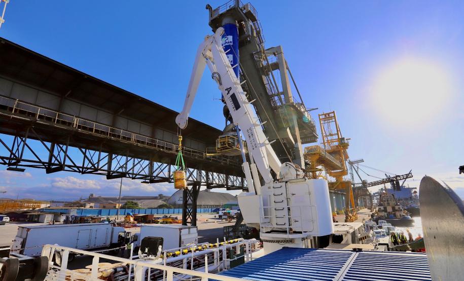 Embarcação de apoio de empresa norueguesa atraca no Porto de Paranaguá