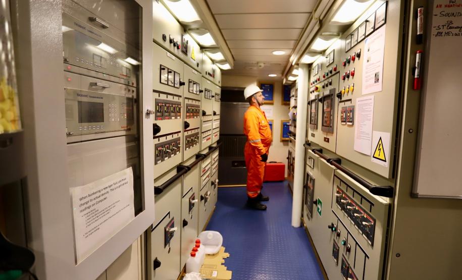 Embarcação de apoio de empresa norueguesa atraca no Porto de Paranaguá