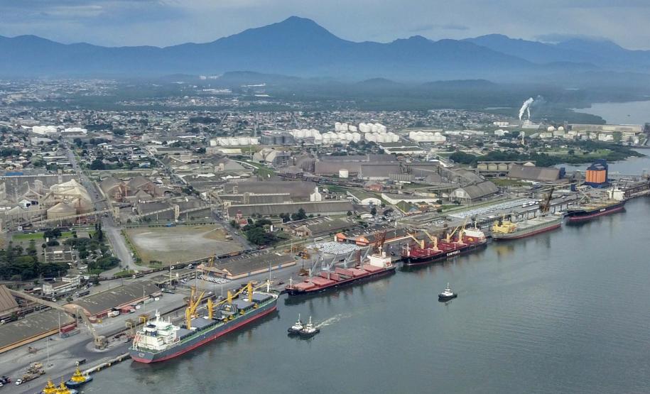 Navio da operadora Silversea Cruises traz a bordo 224 passageiros americanos, britânicos, belgas e alemães. Um grupo segue para Curitiba para descer a Serra do Mar de trem. Outros dois se dividem entre Morretes e Paranaguá.