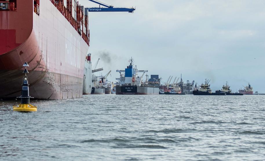 Navio da operadora Silversea Cruises traz a bordo 224 passageiros americanos, britânicos, belgas e alemães. Um grupo segue para Curitiba para descer a Serra do Mar de trem. Outros dois se dividem entre Morretes e Paranaguá.