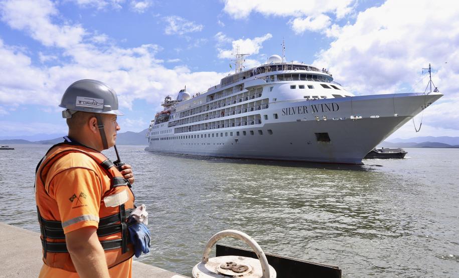 Apesar da curta parada, os 224 passageiros do luxuoso navio Silver Wind desembarcaram para conhecer os atrativos turísticos de Morretes e Paranaguá. Previsão é que chegada de grandes navios envolva até 50.000 pessoas, a partir de novembro.