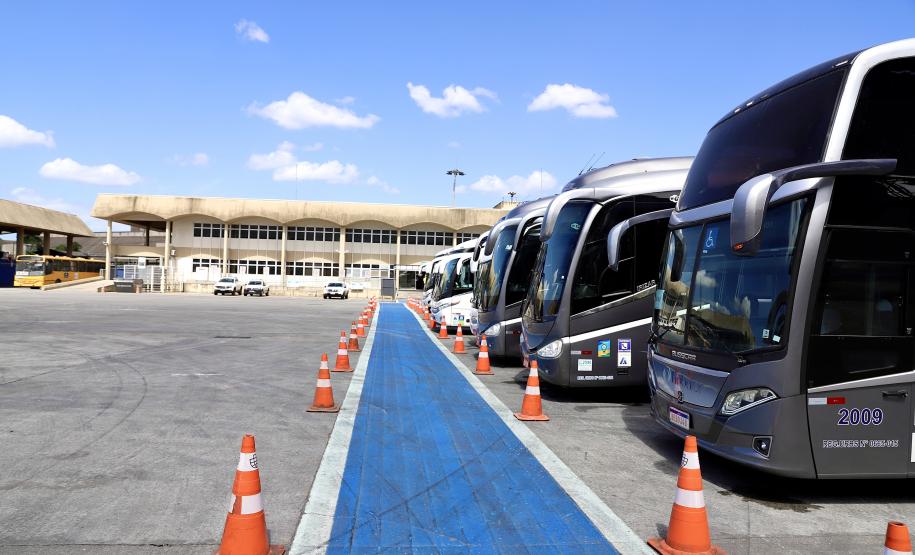 Apesar da curta parada, os 224 passageiros do luxuoso navio Silver Wind desembarcaram para conhecer os atrativos turísticos de Morretes e Paranaguá. Previsão é que chegada de grandes navios envolva até 50.000 pessoas, a partir de novembro.