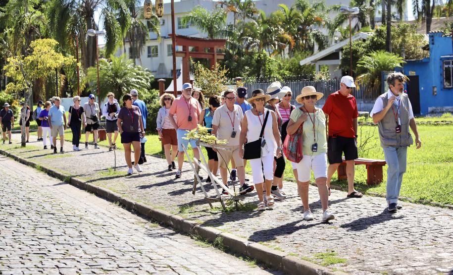 Apesar da curta parada, os 224 passageiros do luxuoso navio Silver Wind desembarcaram para conhecer os atrativos turísticos de Morretes e Paranaguá. Previsão é que chegada de grandes navios envolva até 50.000 pessoas, a partir de novembro.