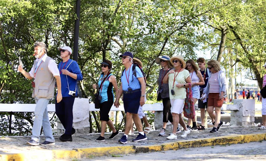 Apesar da curta parada, os 224 passageiros do luxuoso navio Silver Wind desembarcaram para conhecer os atrativos turísticos de Morretes e Paranaguá. Previsão é que chegada de grandes navios envolva até 50.000 pessoas, a partir de novembro.