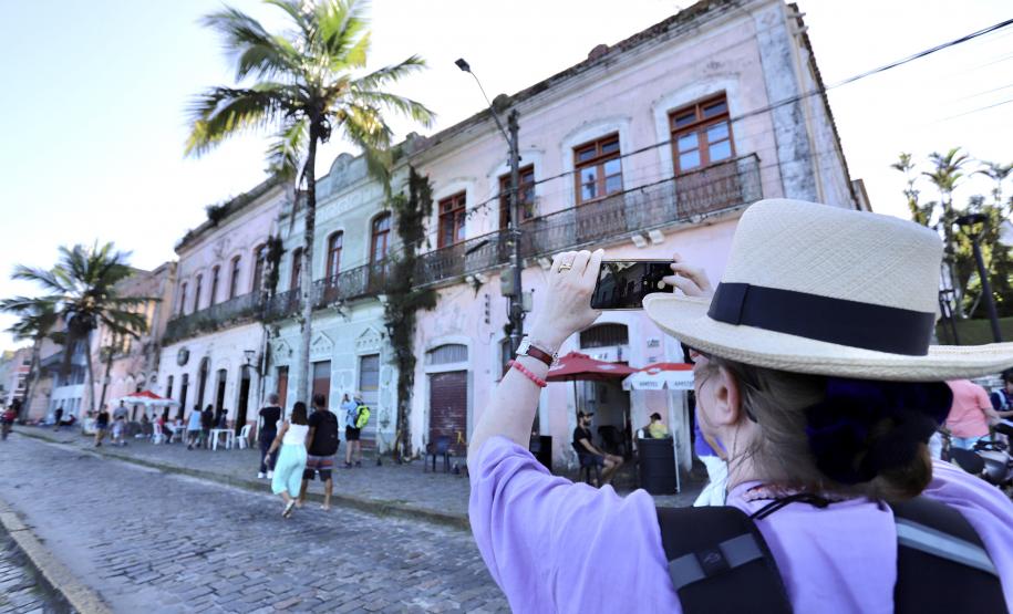 Apesar da curta parada, os 224 passageiros do luxuoso navio Silver Wind desembarcaram para conhecer os atrativos turísticos de Morretes e Paranaguá. Previsão é que chegada de grandes navios envolva até 50.000 pessoas, a partir de novembro.