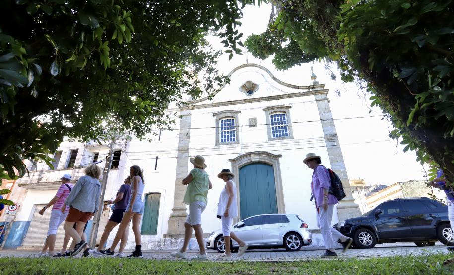 Apesar da curta parada, os 224 passageiros do luxuoso navio Silver Wind desembarcaram para conhecer os atrativos turísticos de Morretes e Paranaguá. Previsão é que chegada de grandes navios envolva até 50.000 pessoas, a partir de novembro.