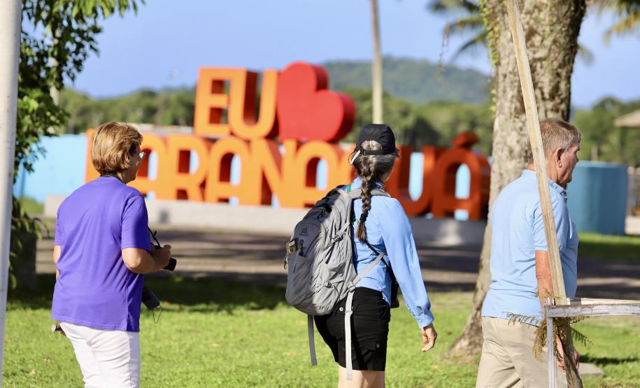 Apesar da curta parada, os 224 passageiros do luxuoso navio Silver Wind desembarcaram para conhecer os atrativos turísticos de Morretes e Paranaguá. Previsão é que chegada de grandes navios envolva até 50.000 pessoas, a partir de novembro.