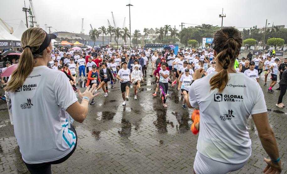 Na manhã deste domingo (16), apesar da chuva, a movimentação foi intensa não de carga, mas de pessoas, no cais do Porto de Paranaguá. Uma prova inédita, a primeira Corrida do Porto reuniu mais de mil atletas, em quatro diferentes modalidades.