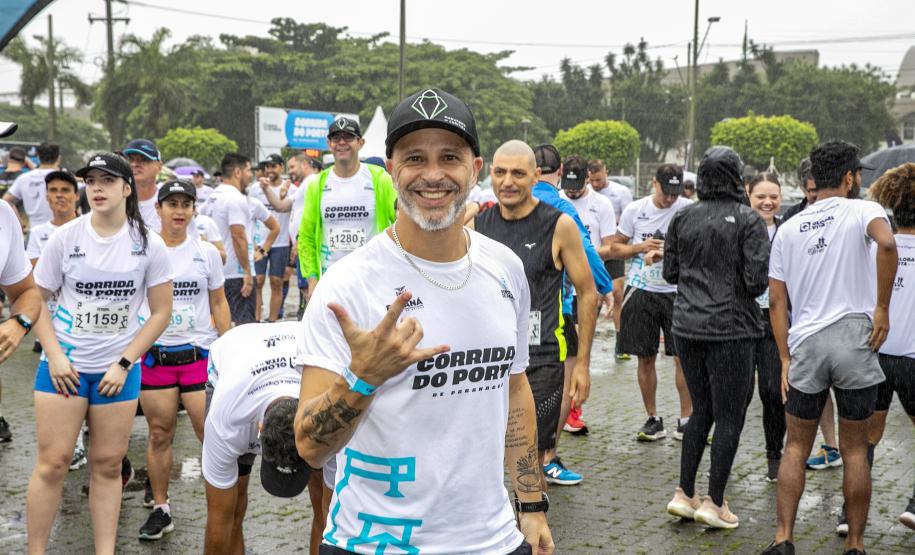 Na manhã deste domingo (16), apesar da chuva, a movimentação foi intensa não de carga, mas de pessoas, no cais do Porto de Paranaguá. Uma prova inédita, a primeira Corrida do Porto reuniu mais de mil atletas, em quatro diferentes modalidades.