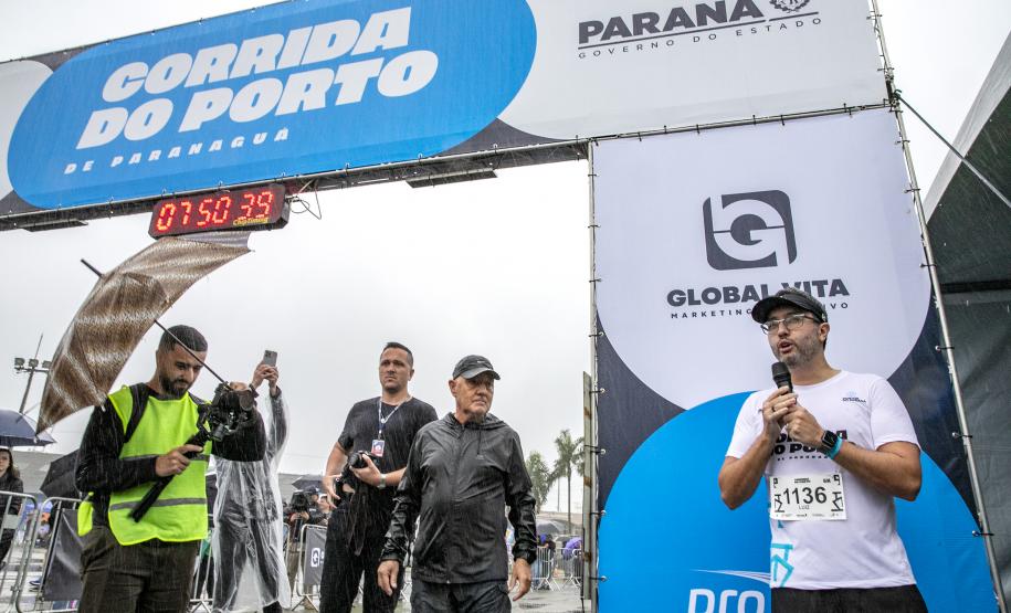 Na manhã deste domingo (16), apesar da chuva, a movimentação foi intensa não de carga, mas de pessoas, no cais do Porto de Paranaguá. Uma prova inédita, a primeira Corrida do Porto reuniu mais de mil atletas, em quatro diferentes modalidades.