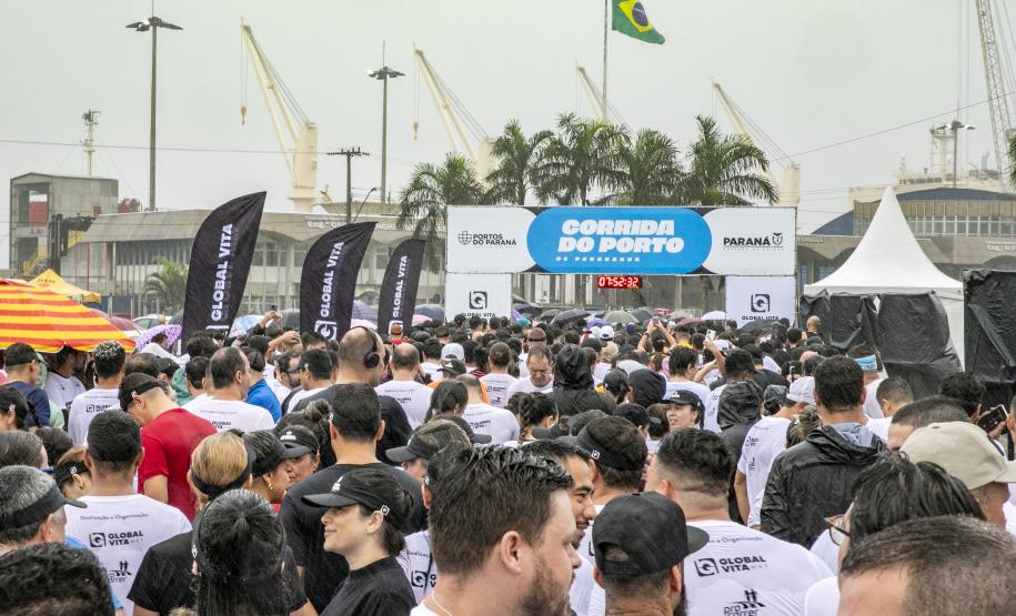 Na manhã deste domingo (16), apesar da chuva, a movimentação foi intensa não de carga, mas de pessoas, no cais do Porto de Paranaguá. Uma prova inédita, a primeira Corrida do Porto reuniu mais de mil atletas, em quatro diferentes modalidades.