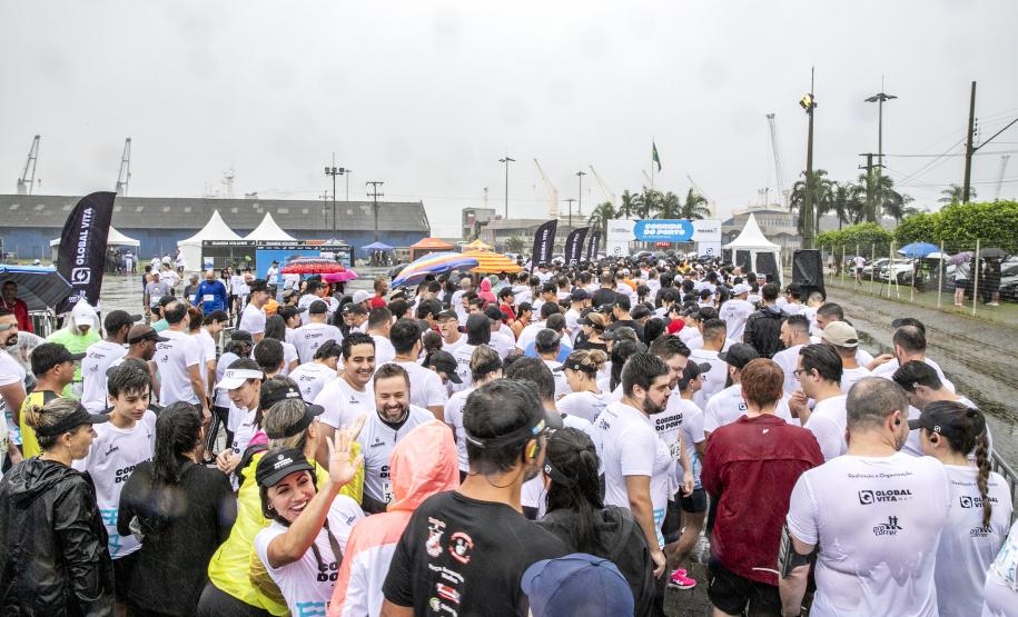 Na manhã deste domingo (16), apesar da chuva, a movimentação foi intensa não de carga, mas de pessoas, no cais do Porto de Paranaguá. Uma prova inédita, a primeira Corrida do Porto reuniu mais de mil atletas, em quatro diferentes modalidades.
