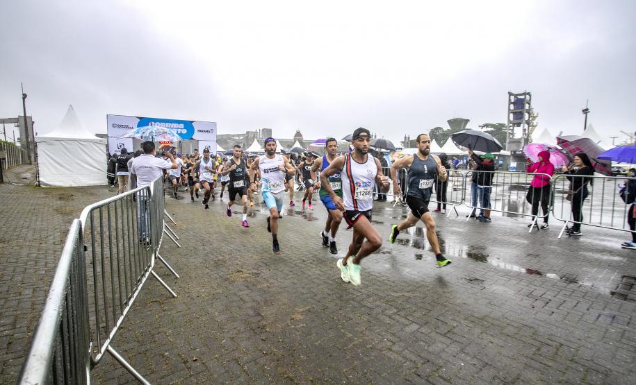 Na manhã deste domingo (16), apesar da chuva, a movimentação foi intensa não de carga, mas de pessoas, no cais do Porto de Paranaguá. Uma prova inédita, a primeira Corrida do Porto reuniu mais de mil atletas, em quatro diferentes modalidades.