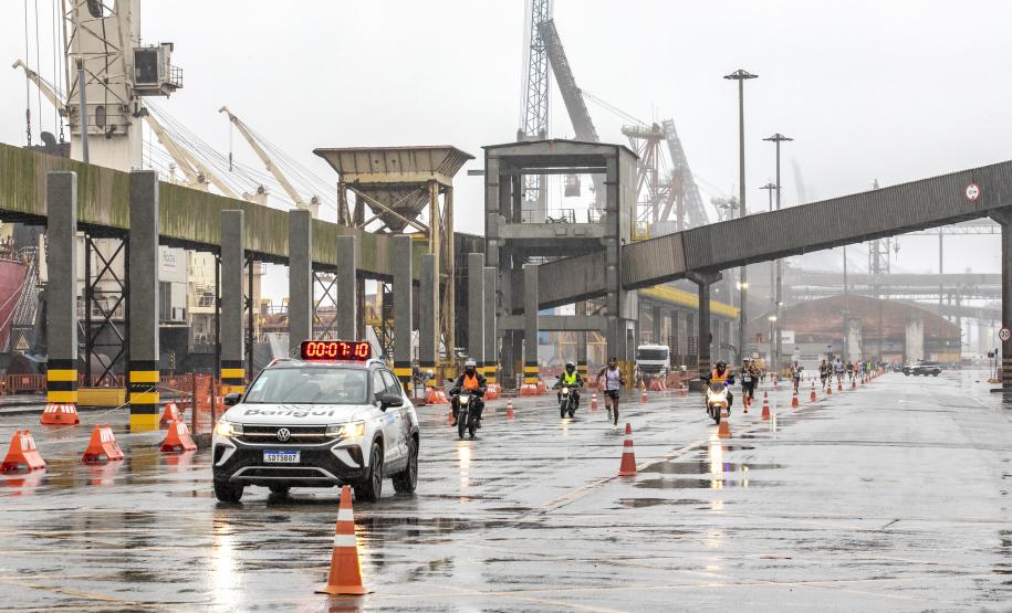 Na manhã deste domingo (16), apesar da chuva, a movimentação foi intensa não de carga, mas de pessoas, no cais do Porto de Paranaguá. Uma prova inédita, a primeira Corrida do Porto reuniu mais de mil atletas, em quatro diferentes modalidades.