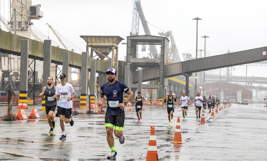 Na manhã deste domingo (16), apesar da chuva, a movimentação foi intensa não de carga, mas de pessoas, no cais do Porto de Paranaguá. Uma prova inédita, a primeira Corrida do Porto reuniu mais de mil atletas, em quatro diferentes modalidades.