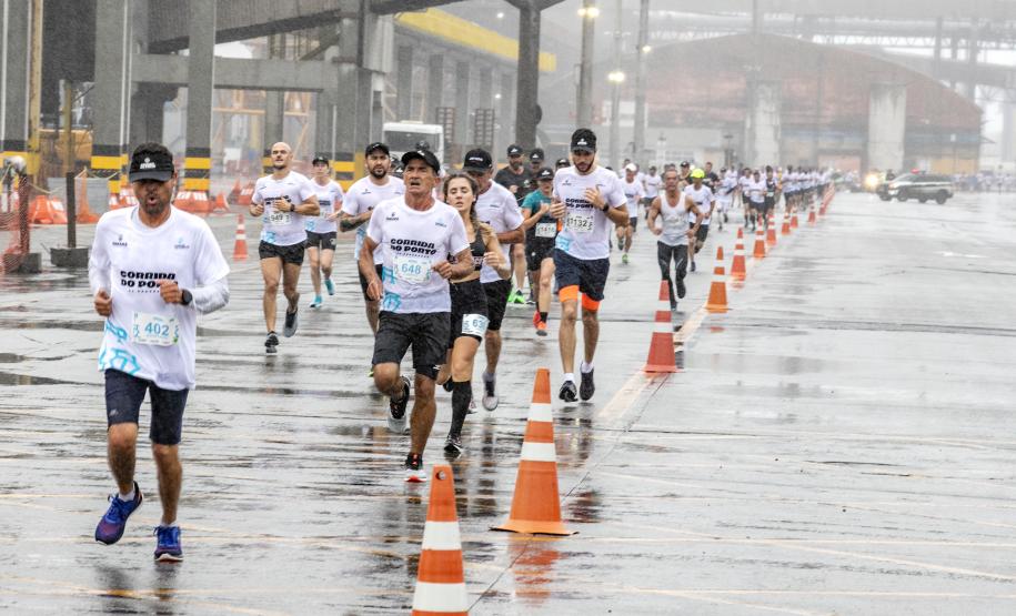 Na manhã deste domingo (16), apesar da chuva, a movimentação foi intensa não de carga, mas de pessoas, no cais do Porto de Paranaguá. Uma prova inédita, a primeira Corrida do Porto reuniu mais de mil atletas, em quatro diferentes modalidades.