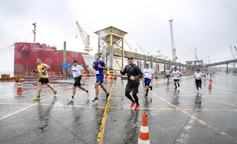 Na manhã deste domingo (16), apesar da chuva, a movimentação foi intensa não de carga, mas de pessoas, no cais do Porto de Paranaguá. Uma prova inédita, a primeira Corrida do Porto reuniu mais de mil atletas, em quatro diferentes modalidades.