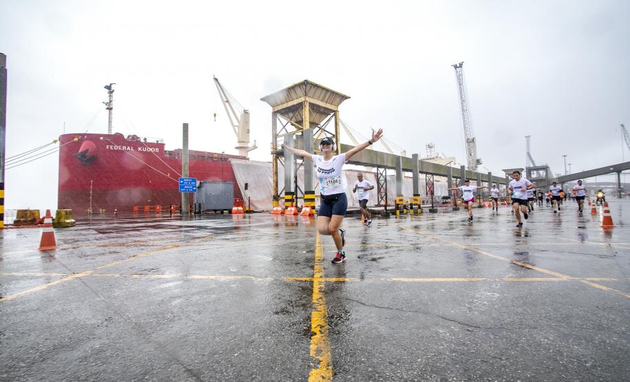 Na manhã deste domingo (16), apesar da chuva, a movimentação foi intensa não de carga, mas de pessoas, no cais do Porto de Paranaguá. Uma prova inédita, a primeira Corrida do Porto reuniu mais de mil atletas, em quatro diferentes modalidades.