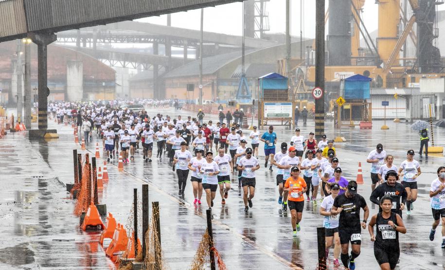 Na manhã deste domingo (16), apesar da chuva, a movimentação foi intensa não de carga, mas de pessoas, no cais do Porto de Paranaguá. Uma prova inédita, a primeira Corrida do Porto reuniu mais de mil atletas, em quatro diferentes modalidades.