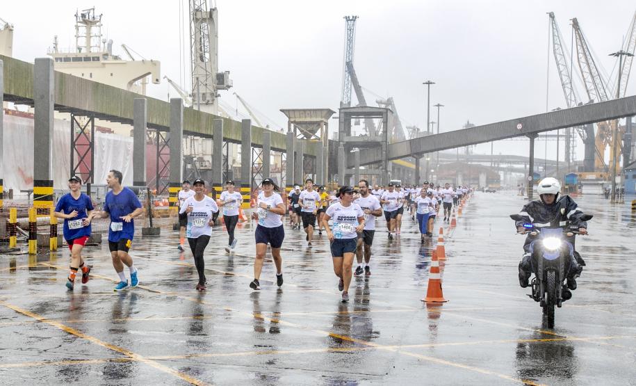 Na manhã deste domingo (16), apesar da chuva, a movimentação foi intensa não de carga, mas de pessoas, no cais do Porto de Paranaguá. Uma prova inédita, a primeira Corrida do Porto reuniu mais de mil atletas, em quatro diferentes modalidades.