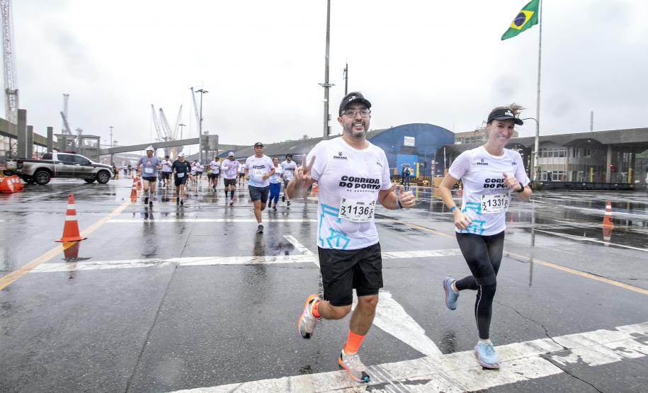 Na manhã deste domingo (16), apesar da chuva, a movimentação foi intensa não de carga, mas de pessoas, no cais do Porto de Paranaguá. Uma prova inédita, a primeira Corrida do Porto reuniu mais de mil atletas, em quatro diferentes modalidades.