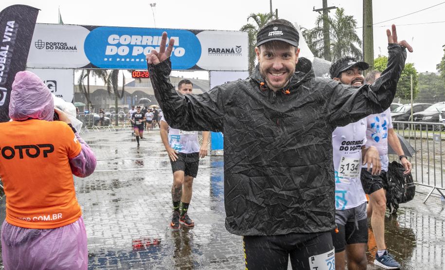 Na manhã deste domingo (16), apesar da chuva, a movimentação foi intensa não de carga, mas de pessoas, no cais do Porto de Paranaguá. Uma prova inédita, a primeira Corrida do Porto reuniu mais de mil atletas, em quatro diferentes modalidades.