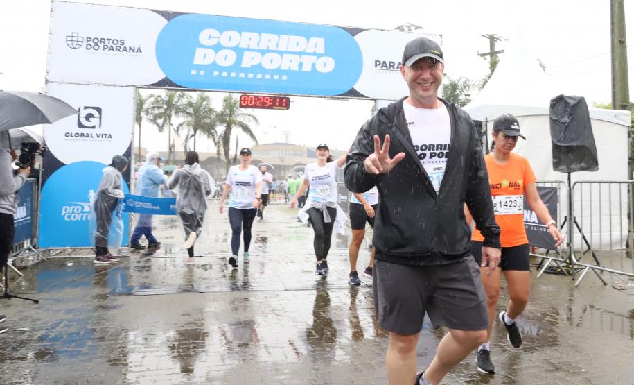 Na manhã deste domingo (16), apesar da chuva, a movimentação foi intensa não de carga, mas de pessoas, no cais do Porto de Paranaguá. Uma prova inédita, a primeira Corrida do Porto reuniu mais de mil atletas, em quatro diferentes modalidades.