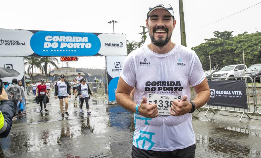 Na manhã deste domingo (16), apesar da chuva, a movimentação foi intensa não de carga, mas de pessoas, no cais do Porto de Paranaguá. Uma prova inédita, a primeira Corrida do Porto reuniu mais de mil atletas, em quatro diferentes modalidades.
