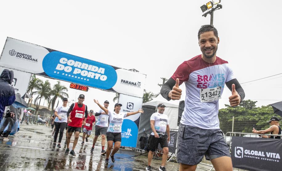 Na manhã deste domingo (16), apesar da chuva, a movimentação foi intensa não de carga, mas de pessoas, no cais do Porto de Paranaguá. Uma prova inédita, a primeira Corrida do Porto reuniu mais de mil atletas, em quatro diferentes modalidades.