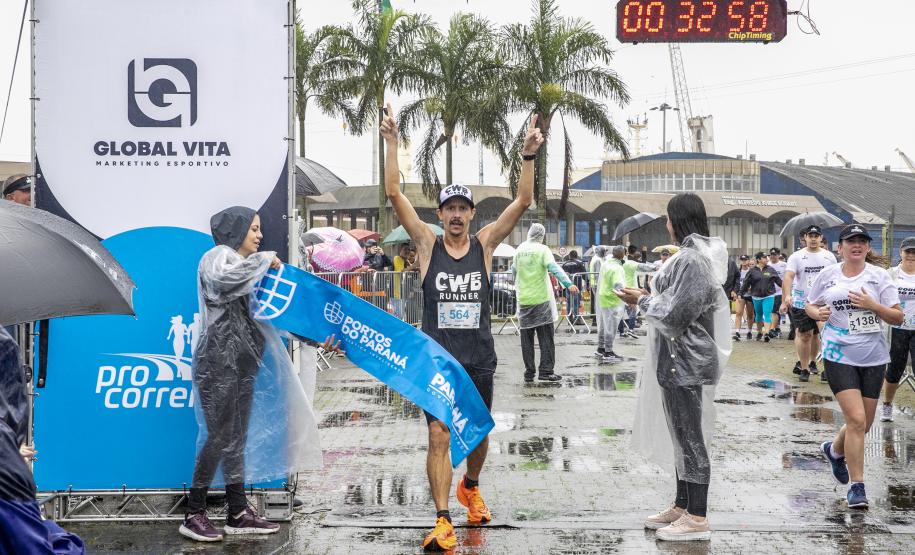 Na manhã deste domingo (16), apesar da chuva, a movimentação foi intensa não de carga, mas de pessoas, no cais do Porto de Paranaguá. Uma prova inédita, a primeira Corrida do Porto reuniu mais de mil atletas, em quatro diferentes modalidades.