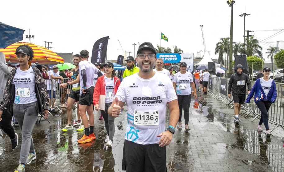 Na manhã deste domingo (16), apesar da chuva, a movimentação foi intensa não de carga, mas de pessoas, no cais do Porto de Paranaguá. Uma prova inédita, a primeira Corrida do Porto reuniu mais de mil atletas, em quatro diferentes modalidades.