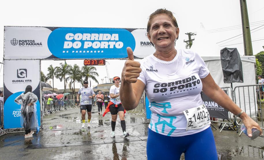 Na manhã deste domingo (16), apesar da chuva, a movimentação foi intensa não de carga, mas de pessoas, no cais do Porto de Paranaguá. Uma prova inédita, a primeira Corrida do Porto reuniu mais de mil atletas, em quatro diferentes modalidades.