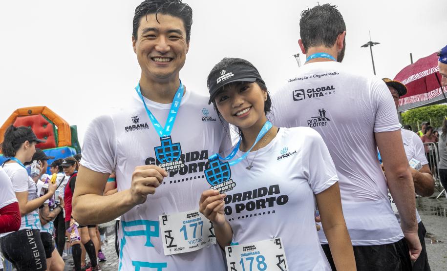 Na manhã deste domingo (16), apesar da chuva, a movimentação foi intensa não de carga, mas de pessoas, no cais do Porto de Paranaguá. Uma prova inédita, a primeira Corrida do Porto reuniu mais de mil atletas, em quatro diferentes modalidades.