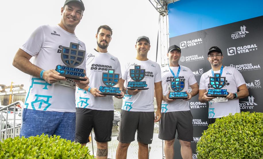 Na manhã deste domingo (16), apesar da chuva, a movimentação foi intensa não de carga, mas de pessoas, no cais do Porto de Paranaguá. Uma prova inédita, a primeira Corrida do Porto reuniu mais de mil atletas, em quatro diferentes modalidades.