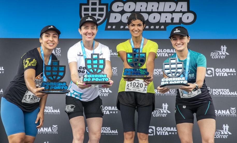 Na manhã deste domingo (16), apesar da chuva, a movimentação foi intensa não de carga, mas de pessoas, no cais do Porto de Paranaguá. Uma prova inédita, a primeira Corrida do Porto reuniu mais de mil atletas, em quatro diferentes modalidades.
