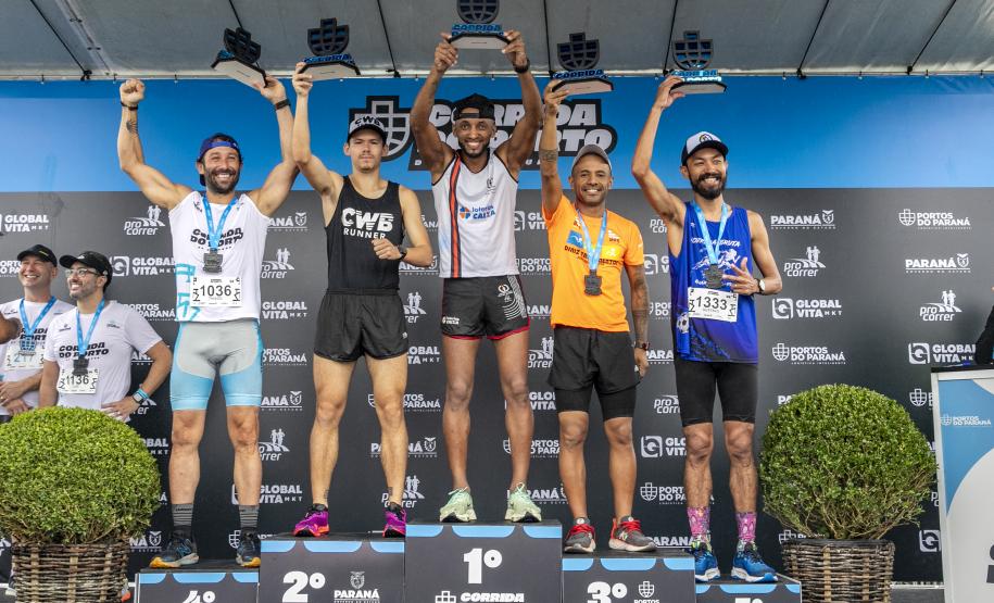 Na manhã deste domingo (16), apesar da chuva, a movimentação foi intensa não de carga, mas de pessoas, no cais do Porto de Paranaguá. Uma prova inédita, a primeira Corrida do Porto reuniu mais de mil atletas, em quatro diferentes modalidades.