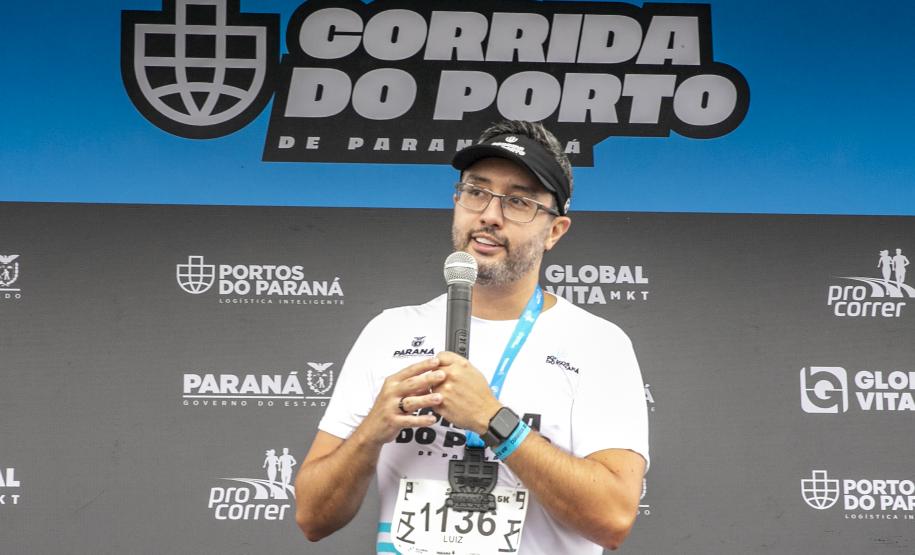 Na manhã deste domingo (16), apesar da chuva, a movimentação foi intensa não de carga, mas de pessoas, no cais do Porto de Paranaguá. Uma prova inédita, a primeira Corrida do Porto reuniu mais de mil atletas, em quatro diferentes modalidades.