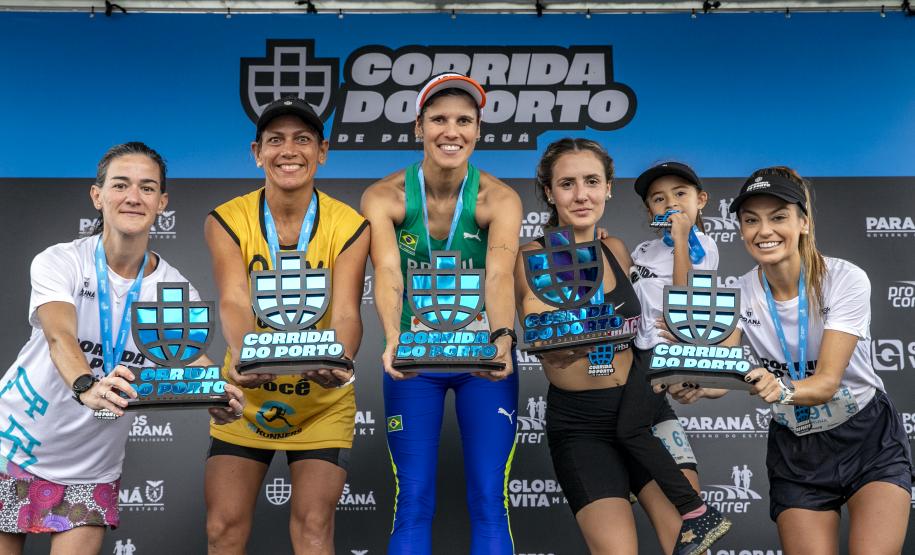 Na manhã deste domingo (16), apesar da chuva, a movimentação foi intensa não de carga, mas de pessoas, no cais do Porto de Paranaguá. Uma prova inédita, a primeira Corrida do Porto reuniu mais de mil atletas, em quatro diferentes modalidades.