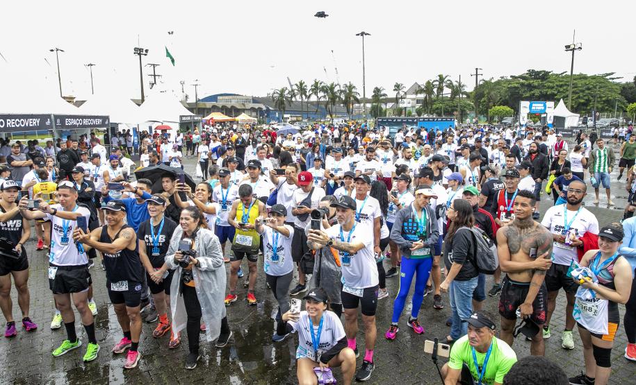 Na manhã deste domingo (16), apesar da chuva, a movimentação foi intensa não de carga, mas de pessoas, no cais do Porto de Paranaguá. Uma prova inédita, a primeira Corrida do Porto reuniu mais de mil atletas, em quatro diferentes modalidades.