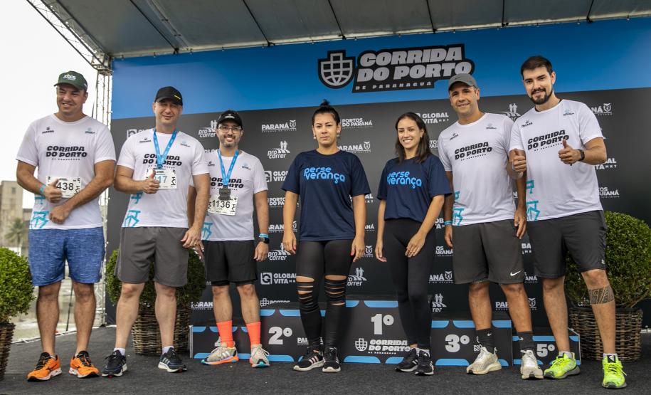 Na manhã deste domingo (16), apesar da chuva, a movimentação foi intensa não de carga, mas de pessoas, no cais do Porto de Paranaguá. Uma prova inédita, a primeira Corrida do Porto reuniu mais de mil atletas, em quatro diferentes modalidades.