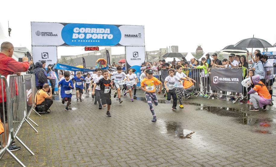 Na manhã deste domingo (16), apesar da chuva, a movimentação foi intensa não de carga, mas de pessoas, no cais do Porto de Paranaguá. Uma prova inédita, a primeira Corrida do Porto reuniu mais de mil atletas, em quatro diferentes modalidades.