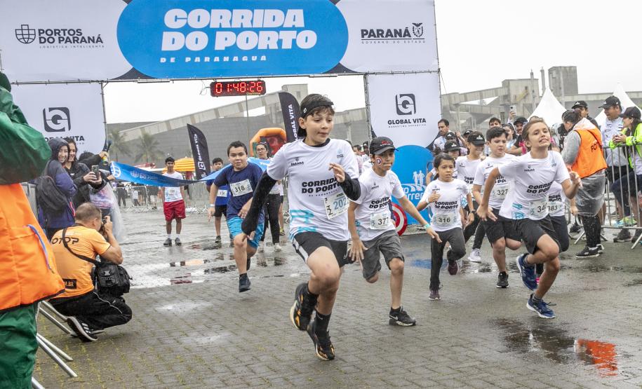Na manhã deste domingo (16), apesar da chuva, a movimentação foi intensa não de carga, mas de pessoas, no cais do Porto de Paranaguá. Uma prova inédita, a primeira Corrida do Porto reuniu mais de mil atletas, em quatro diferentes modalidades.