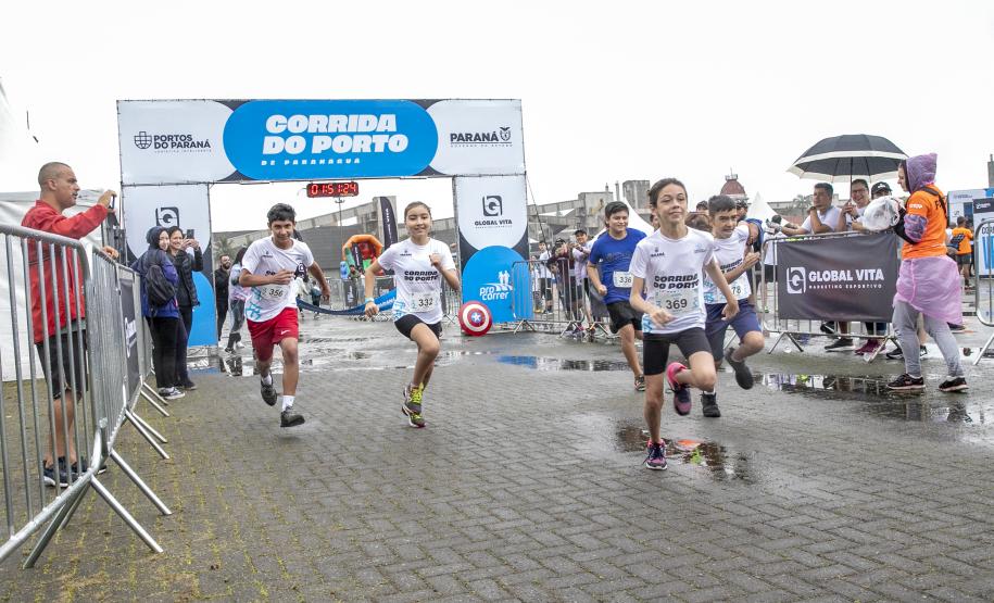 Na manhã deste domingo (16), apesar da chuva, a movimentação foi intensa não de carga, mas de pessoas, no cais do Porto de Paranaguá. Uma prova inédita, a primeira Corrida do Porto reuniu mais de mil atletas, em quatro diferentes modalidades.