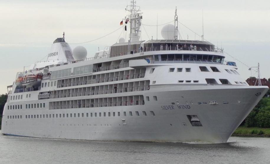 Navio da operadora Silversea Cruises traz a bordo 224 passageiros americanos, britânicos, belgas e alemães. Um grupo segue para Curitiba para descer a Serra do Mar de trem. Outros dois se dividem entre Morretes e Paranaguá.