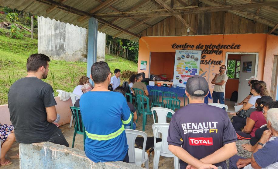 Além do conhecimento repassado foi também entregue aos moradores uma cartilha que ensina a instalar o sistema com biodigestor. Ação faz do programa de educação ambiental da empresa pública.
