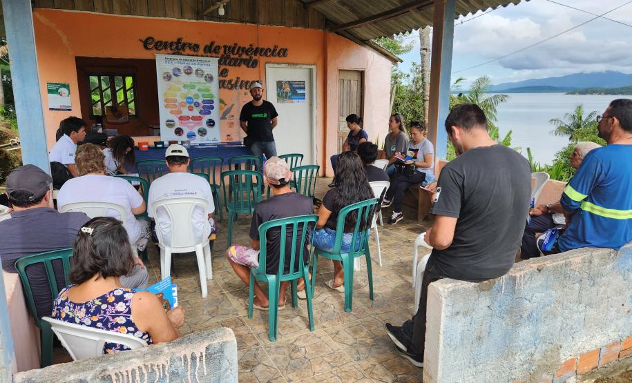 Além do conhecimento repassado foi também entregue aos moradores uma cartilha que ensina a instalar o sistema com biodigestor. Ação faz do programa de educação ambiental da empresa pública.