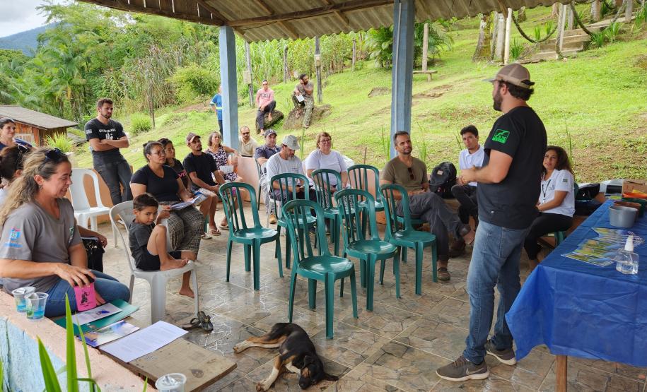 Além do conhecimento repassado foi também entregue aos moradores uma cartilha que ensina a instalar o sistema com biodigestor. Ação faz do programa de educação ambiental da empresa pública.