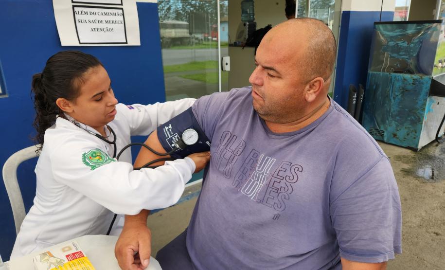 Ação aconteceu no Pátio de Triagem de Paranaguá, com medição de pressão arterial, controle glicêmico e orientações sobre saúde e ergonomia.
